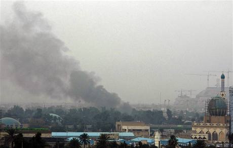Stoupající dým nad Bagdádem. Ve mst dolo k explozím, pi kterých umírali lidé a desítky dalích byly zranny. 